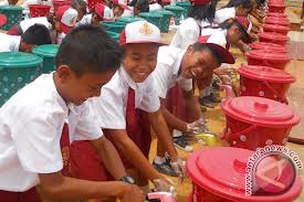 The Indonesian children-in their red and white national primary school uniform were celebrating the Global Washinghand Day.
